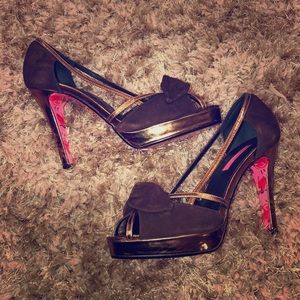 Open toe dress heals